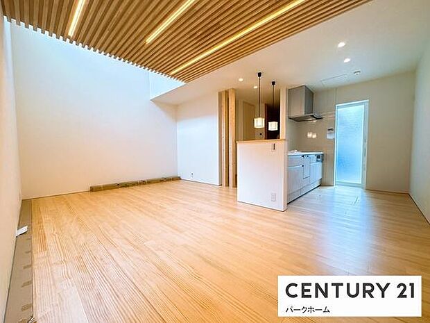 【リビング＆ダイニング】吹き抜けを大きくとっており、明るく広々した大空間を演出しています！