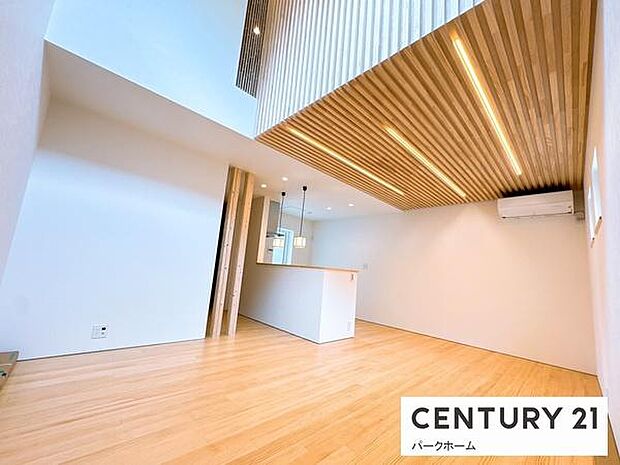 採光が十分な明るいリビング空間になっています！大きい窓があり日中を通し明るいリビングです！