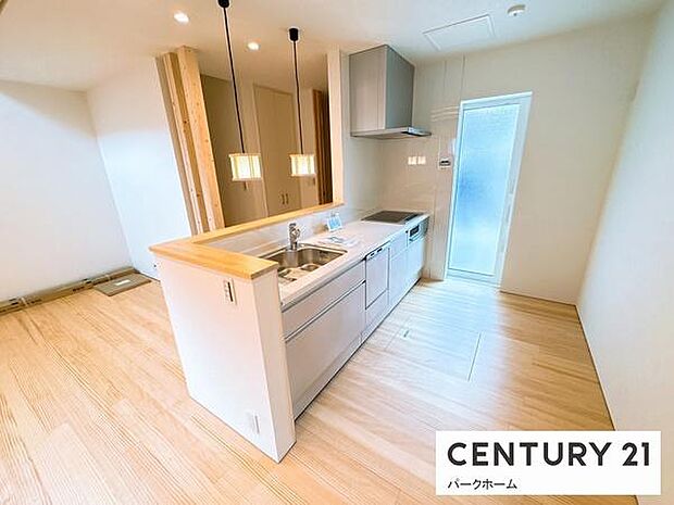 【キッチン】カウンターキッチンですので、家事をしながらご家族との時間を楽しめます！