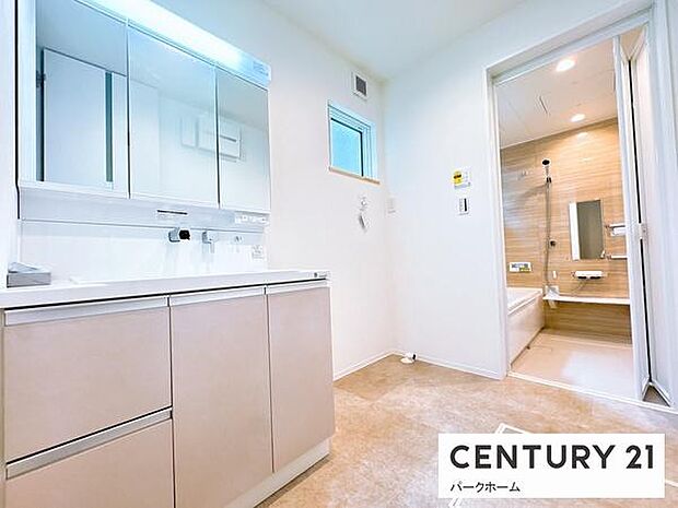 【洗面所】大型三面鏡キャビネットで化粧品などの小物類もしっかりと収納できます。衣類やタオルの片づけも出来るスペースもございます！