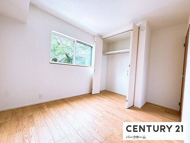 【洋室】明るい陽射しが入ります。収納もばっちり！