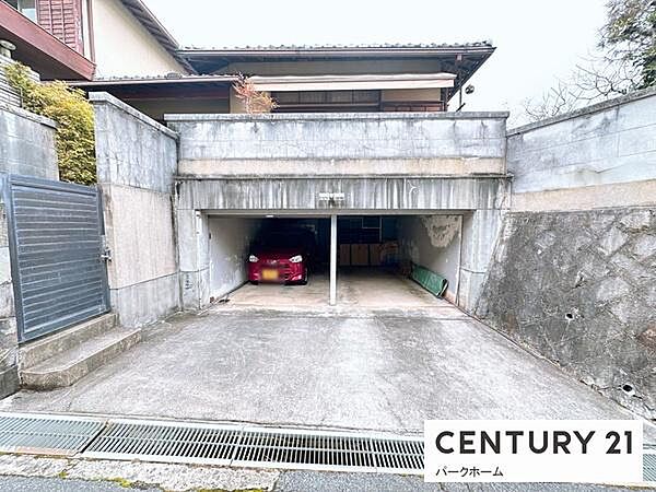 【駐車場】掘り込みガレージにて駐車2台可能です！