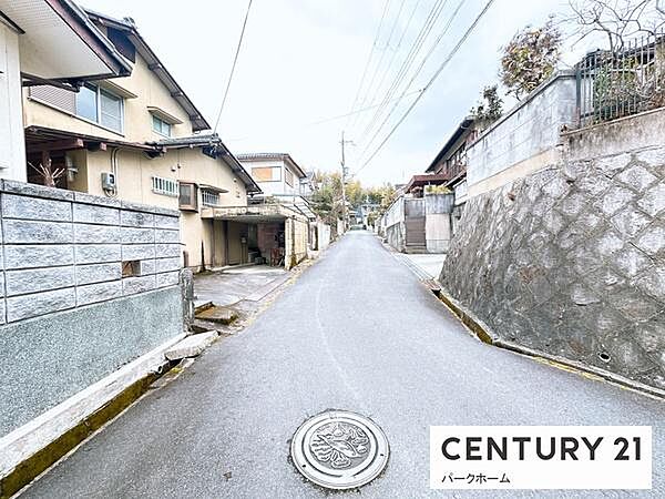 【前面道路】現地の前の道です！車通りが少なく、お子様がおられるご家庭でも安心！