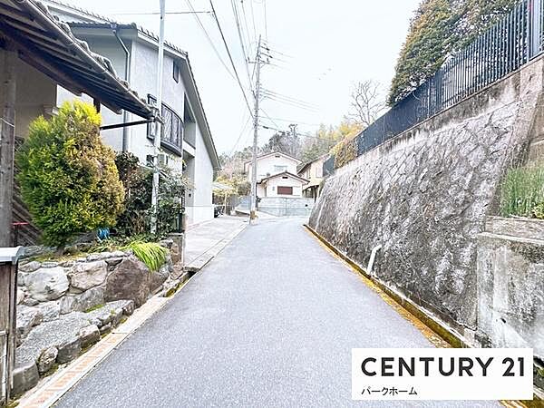 【前面道路】現地の前の道です！車通りが少なく、お子様がおられるご家庭でも安心！