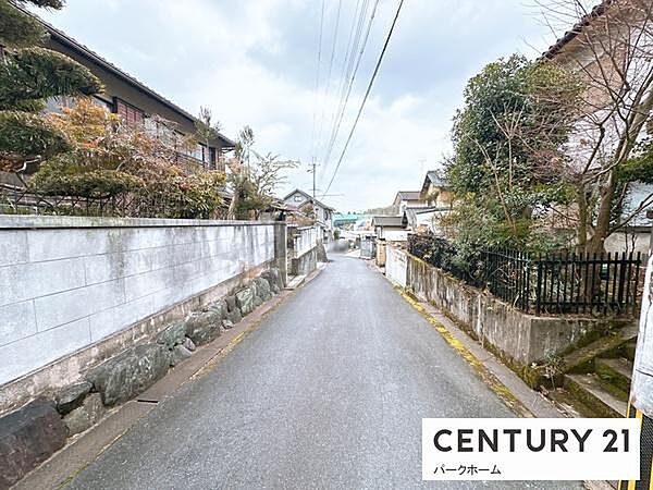 【前面道路】現地の前の道です！車通りが少なく、お子様がおられるご家庭でも安心！