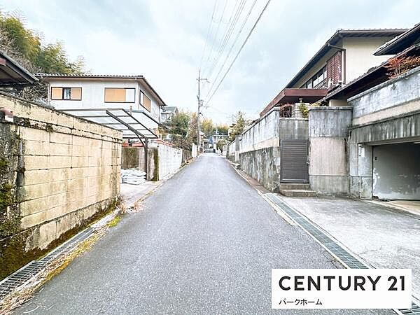 【前面道路】現地の前の道です！車通りが少なく、お子様がおられるご家庭でも安心！