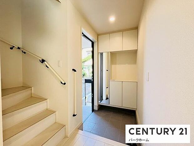 ゆったりした玄関ホールは気持ちいいですね。玄関鍵は電気錠もポイントです！