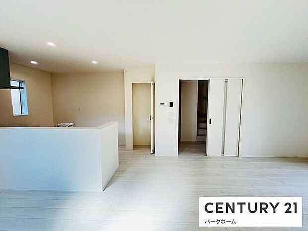 【リビング】明るいリビングです！陽当たりも良く、気持ちのいいリビングになっております。