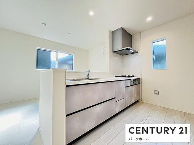 【キッチン】カウンターキッチンですので、家事をしながらご家族との時間を楽しめます！