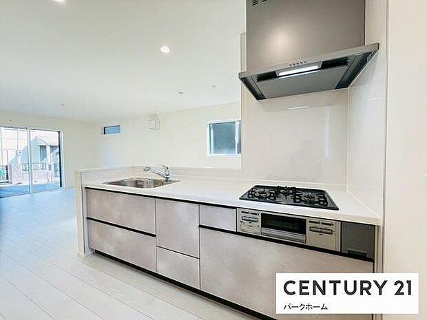 【キッチン】見通しの良いオープンキッチンですので、家事をしながらご家族との時間を楽しめます！