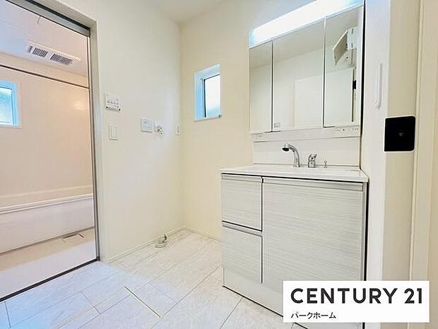 三面鏡にハンドシャワー付き、使いやすい洗面台。