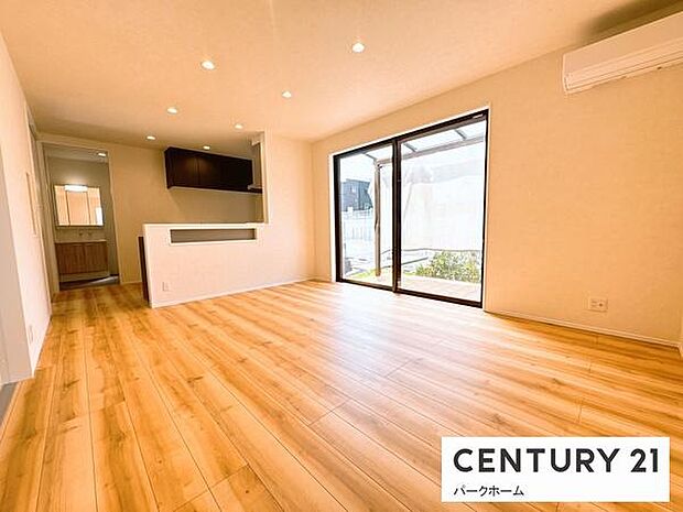 【リビング】明るいリビングです!陽当たりも良く、気持ちのいいリビングになっております。