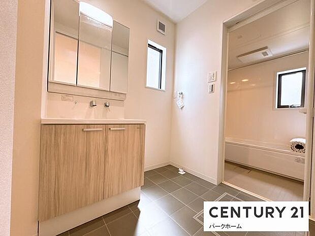 【洗面所】洗面化粧台三面鏡で収納力たっぷりです!