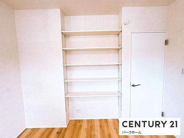 2階7.2帖洋室。可動棚のある収納スペース付。WICも完備しています。