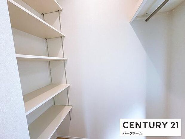 可動棚があり、生活スタイルに合わせてご利用できます。