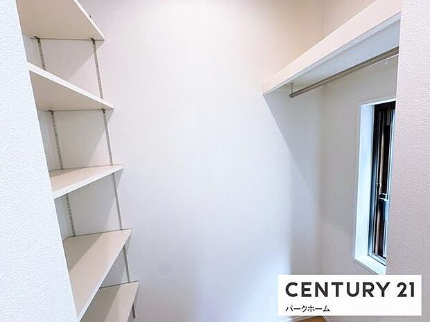 玄関収納。窓があり換気ができます。