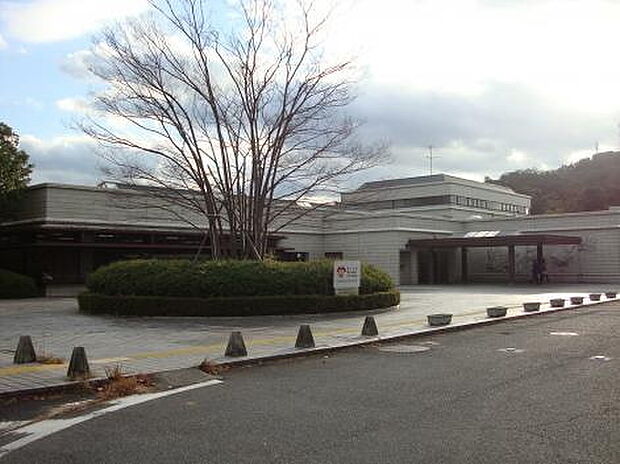 栗東市立図書館まで240m、【営業時間】月曜日・火曜日:定休日 水曜日・木曜日・金曜日:10時〜18時 土曜日・日曜日:10時〜17時