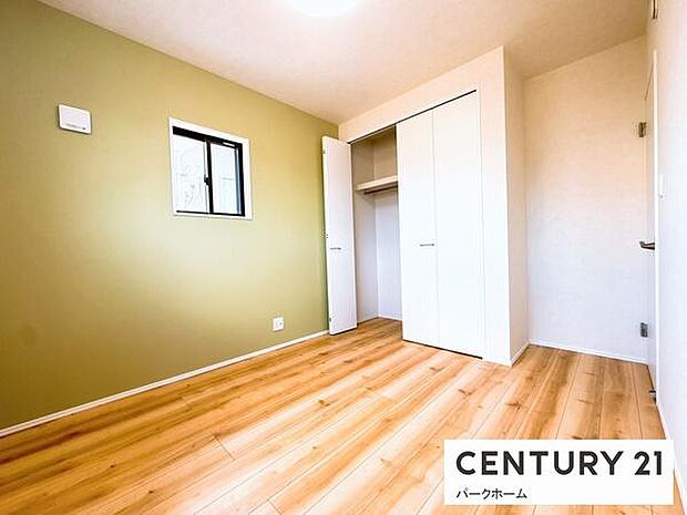 アクセントクロスと床材が素敵です!