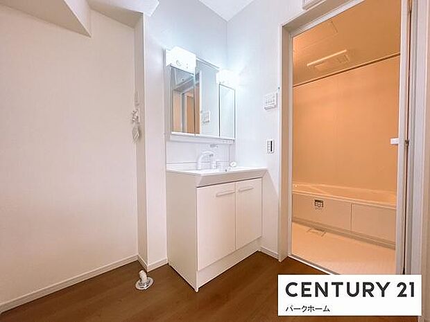 【洗面所】洗面化粧台三面鏡で収納力たっぷりです!