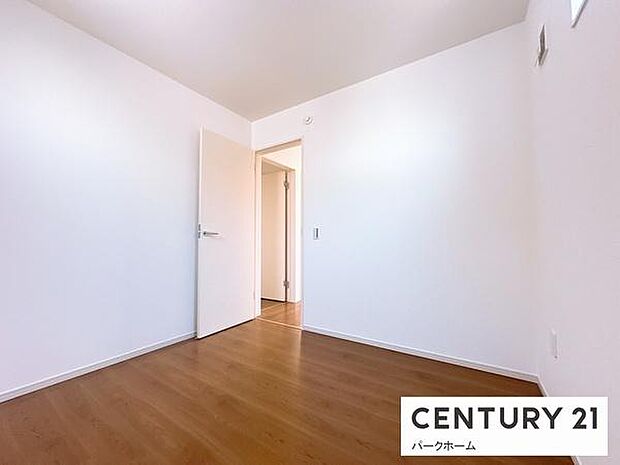 【洋室】明るい陽射しが入ります。収納もばっちり！