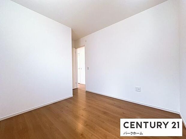 【洋室】明るい陽射しが入ります。収納もばっちり!