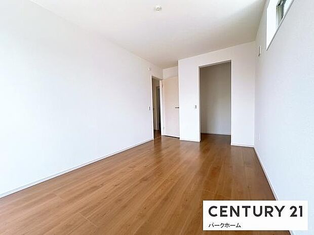 全ての居室で豊富な自然光が確保されており、明るく開放的な空間