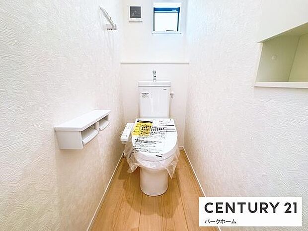 スッキリとしたデザインの温水洗浄便座付きトイレ。