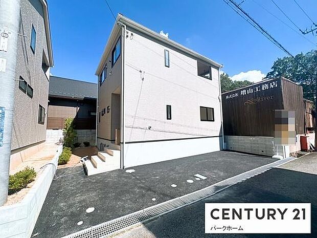 青空に映えるライトトーンの外壁が心地いい