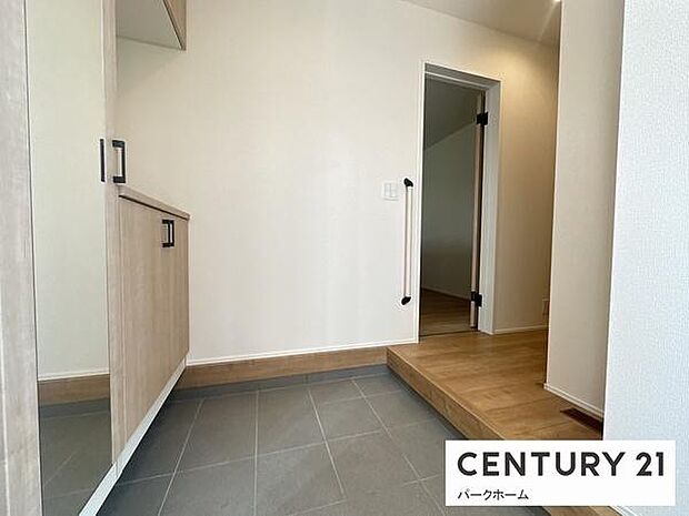 ゆったりした玄関ホールは気持ちいいですね。玄関鍵は電気錠もポイントです!