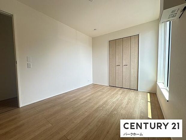 【洋室】明るい陽射しが入ります。収納もばっちり!