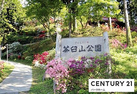 茶臼山公園まで910m、多目的グランド、ゲートボール場、アスレチック遊具、芝生広場、松尾芭蕉所縁の芭蕉会館、春は桜、秋は紅葉が楽しめます