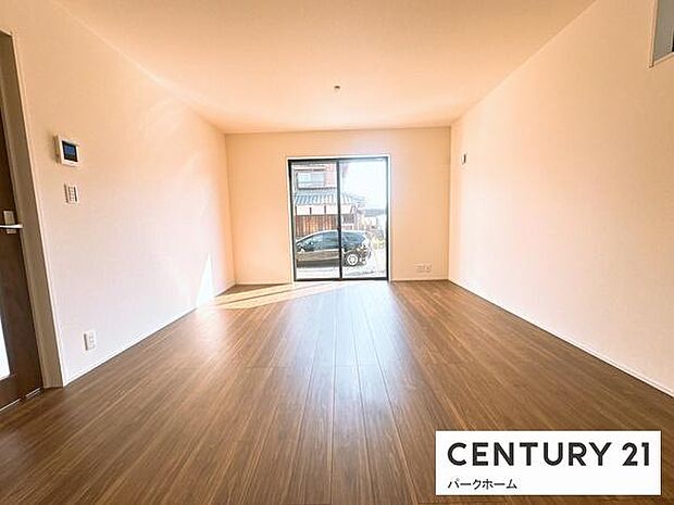 【リビング】採光面が多く明るいリビングです。