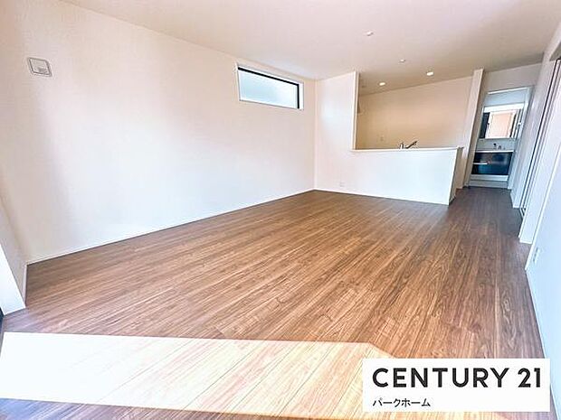 【リビング】採光面が多く明るいリビングです。