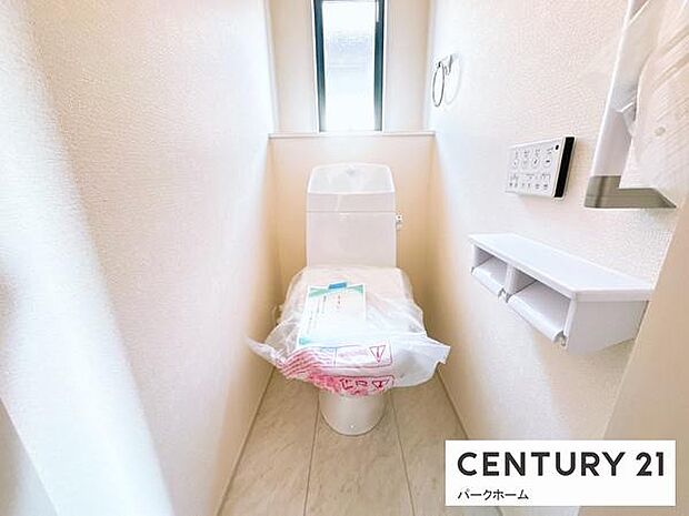 【トイレ】スッキリとしたデザインの温水洗浄便座付きトイレ!