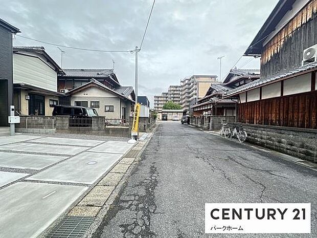 近隣は戸建が建ち並ぶ落ち着いた住環境。生活施設も身近で便利。