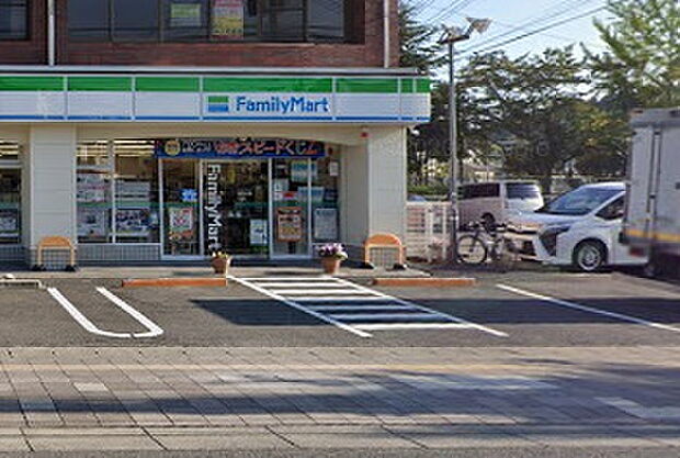 ファミリーマート栗東中学校前店まで500m、24時間営業
