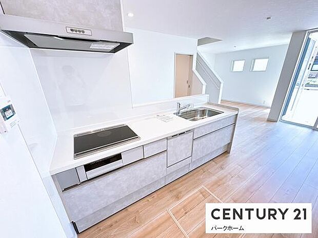 【キッチン】カウンターキッチンですので、家事をしながらご家族との時間を楽しめます!