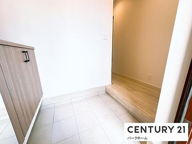 ゆったりした玄関ホールは気持ちいいですね。玄関鍵は電気錠もポイントです!