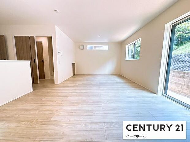 【リビング】陽当たりが良く、気持ちのいいリビングになっております。