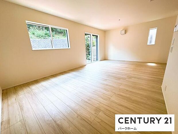 【リビング】採光面が多く明るいリビングです。