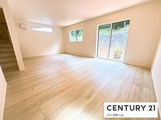 【リビング】採光が十分な明るいリビング空間になっています！大きい窓があり日中を通し明るいリビングです！