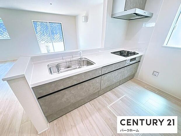 【キッチン】見通しの良いオープンキッチンですので、家事をしながらご家族との時間を楽しめます!