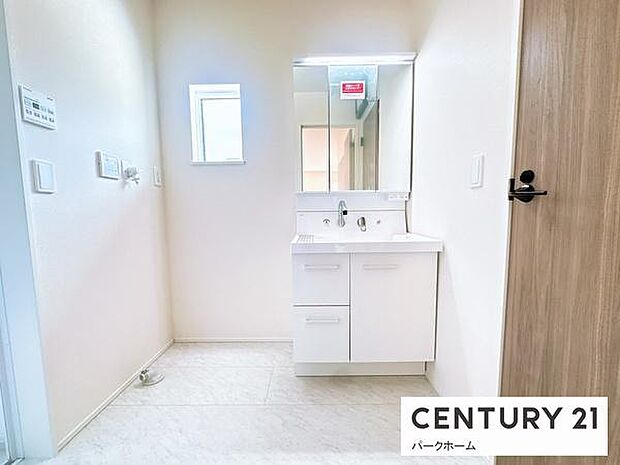 三面鏡にハンドシャワー付き、使いやすい洗面台。