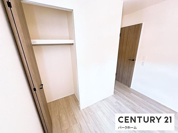 各所に豊富な収納スペースが配置されており実用的