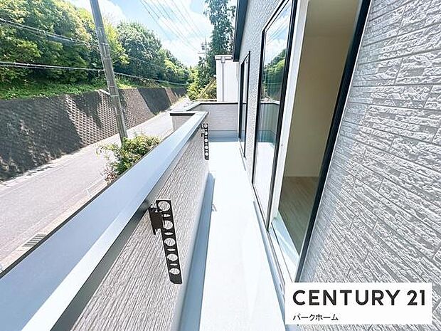 【バルコニー】日当たりの良い広々したバルコニーで洗濯物も楽ちん!