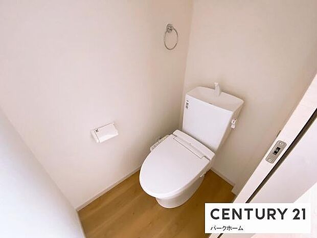 【トイレ】スッキリとしたデザインの温水洗浄便座付きトイレ！