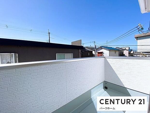 【バルコニー】日当たりの良い広々したバルコニーで洗濯物も楽ちん！