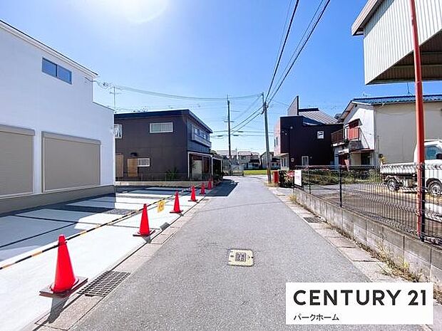 落ち着いた住宅街の一画。近隣は戸建てが中心で静かな住環境