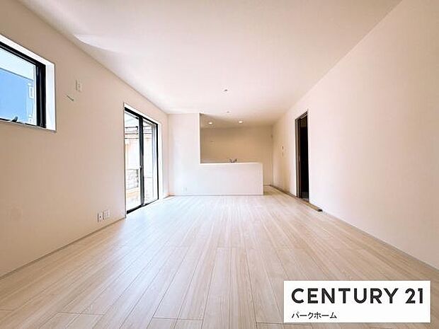 【リビング】ゆったりと寛げてコミュニケーションが広がりやすいレイアウトです！