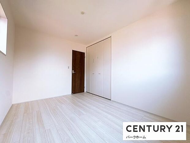 【洋室】明るい陽射しが入ります。収納もばっちり！